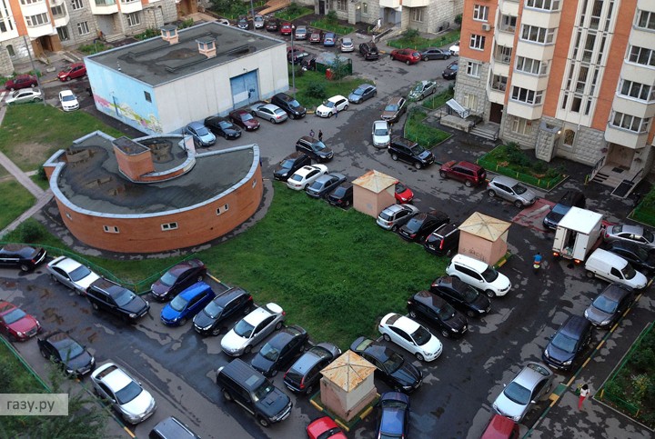 Парковка во дворе дома в Москве