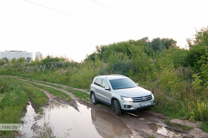 Автомобили на грунтовой дороге