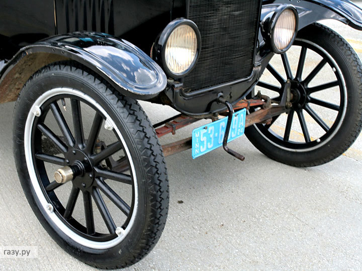 колеса на старом автомобиле