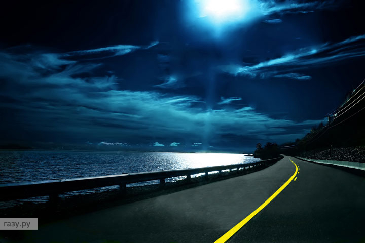 освещенная дорога ночью